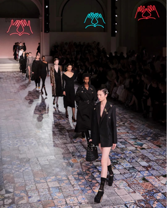 DIOR来到纽约,办了一场致敬纽约与女性主义的大秀