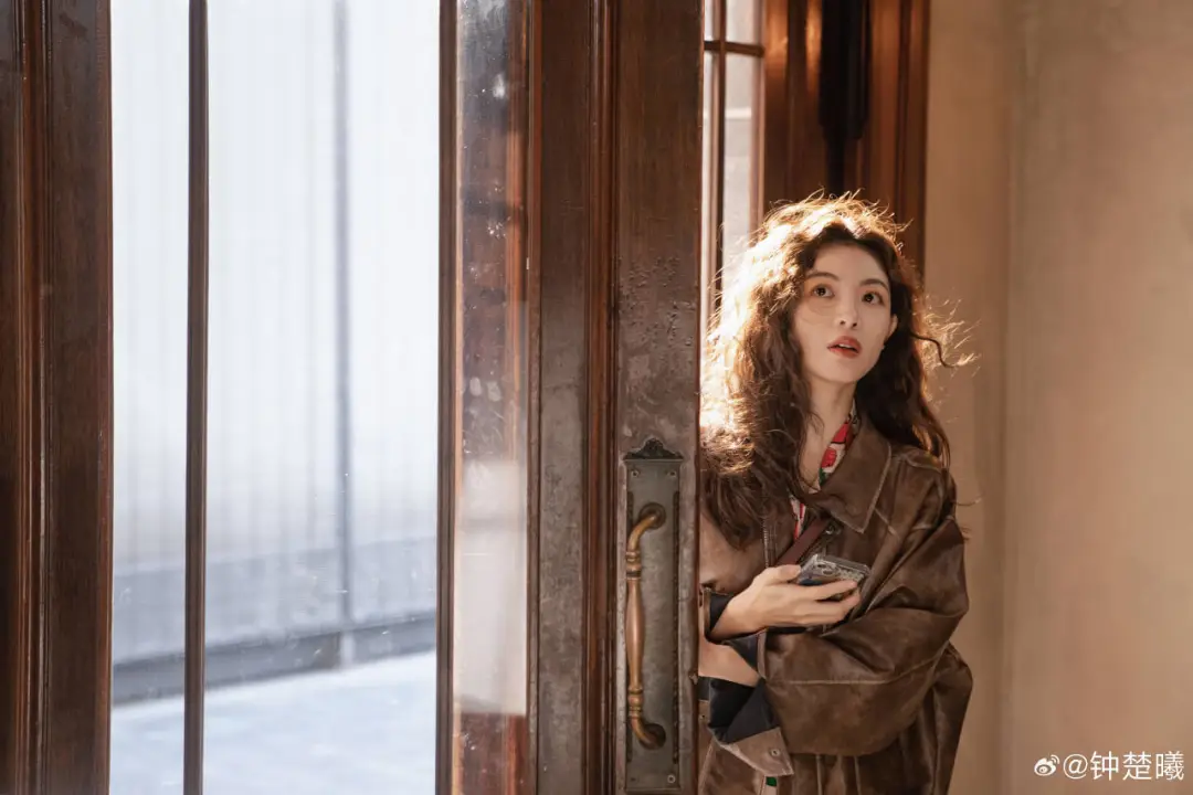 戏里戏外，钟楚曦在玩一种新风格