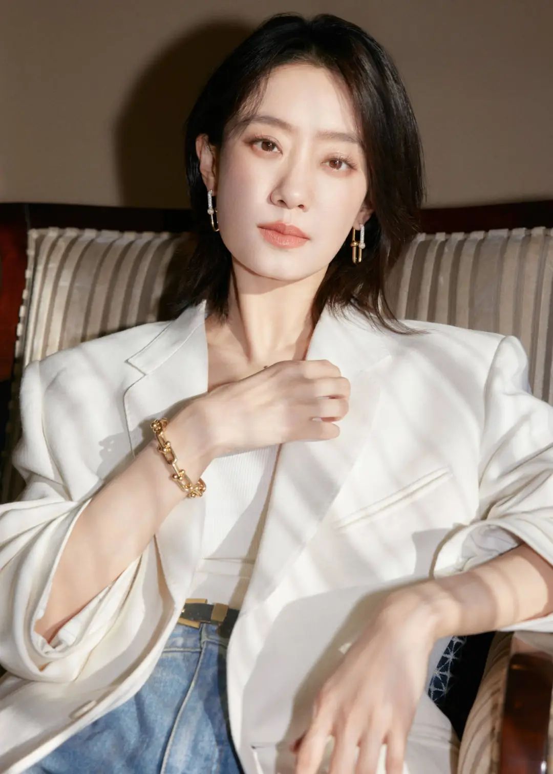 才发现她也是衣架子！