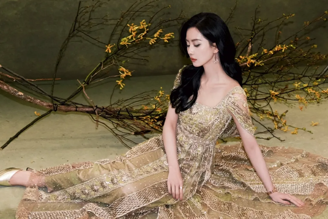 2025第一天，向刘诗诗、虞书欣这样穿金戴银！