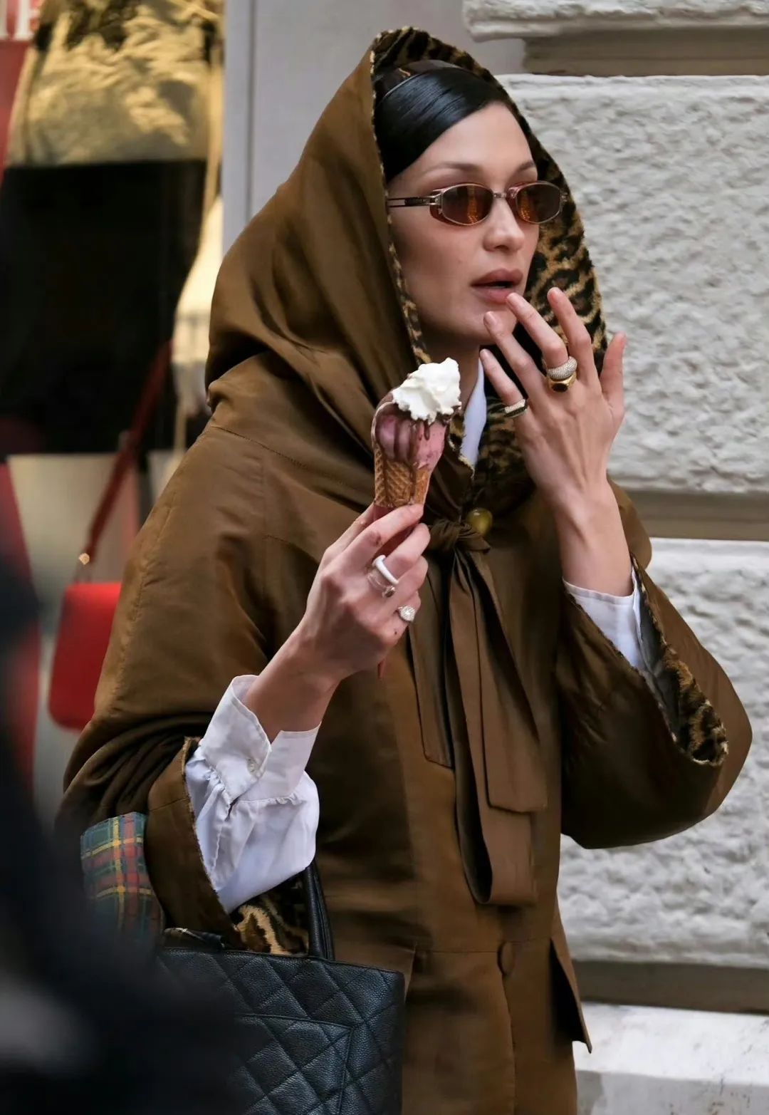 窄框眼镜的妙，长椅之神Bella Hadid知道